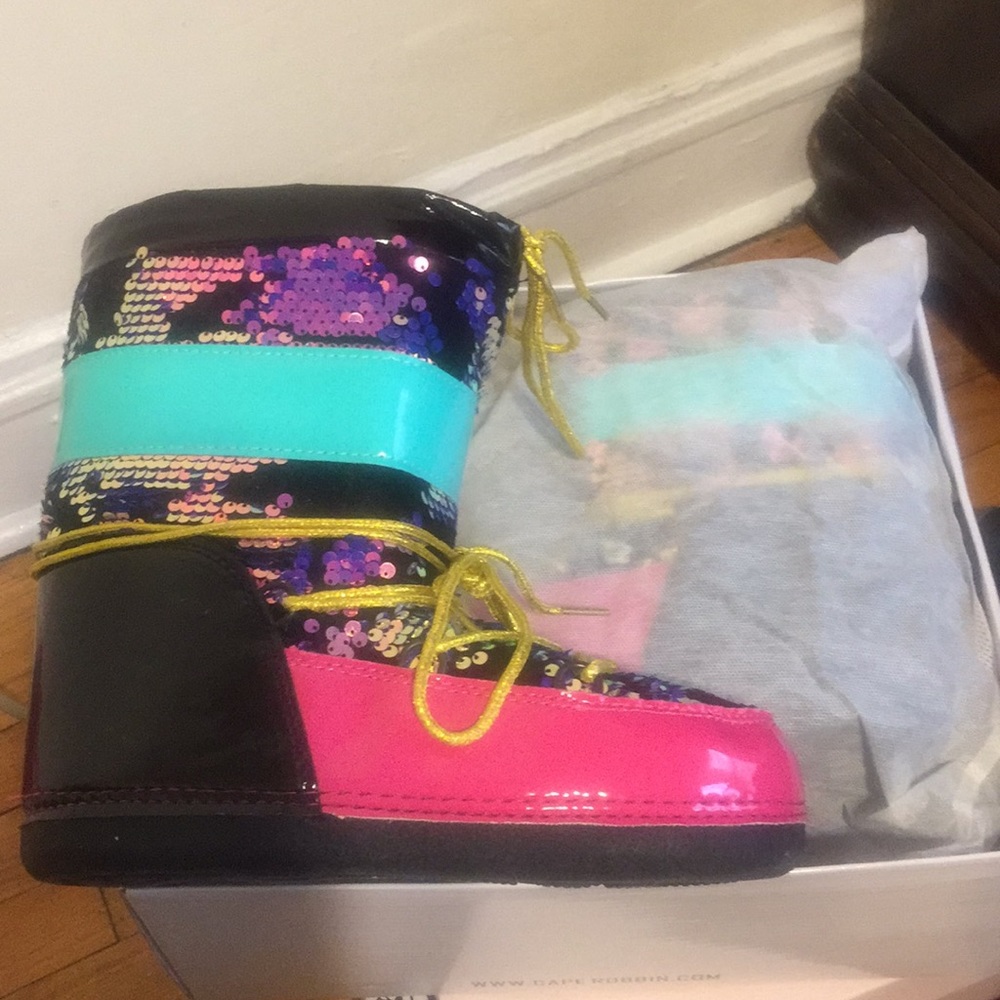Brand new moon boots